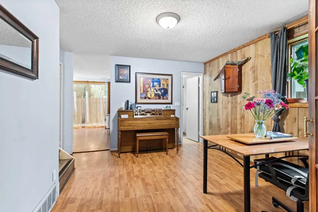 5224 50 Avenue Sylvan Lake AB T4S 1E7