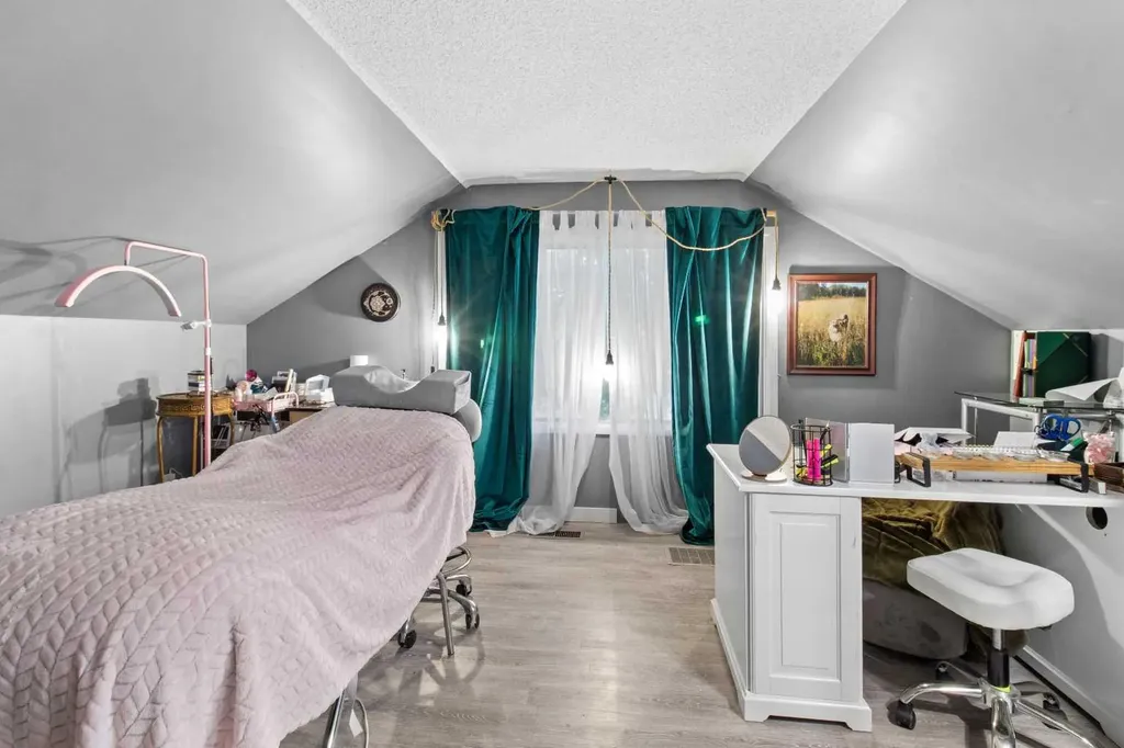 5224 50 Avenue Sylvan Lake AB T4S 1E7