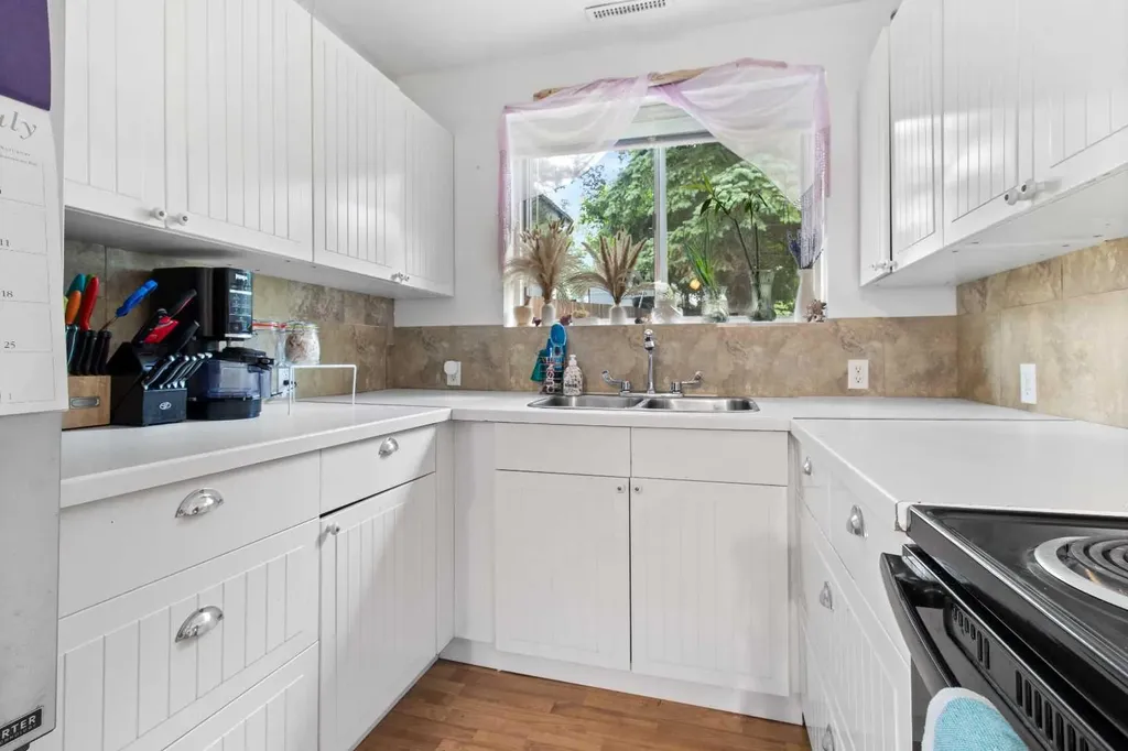 5224 50 Avenue Sylvan Lake AB T4S 1E7