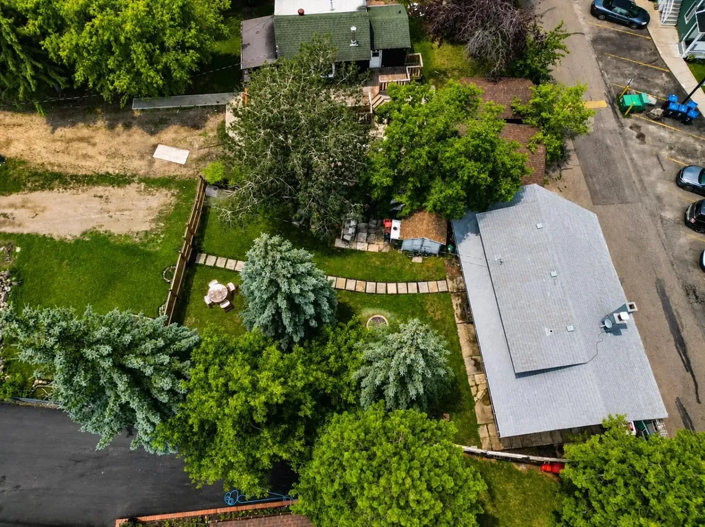 5224 50 Avenue Sylvan Lake AB T4S 1E7