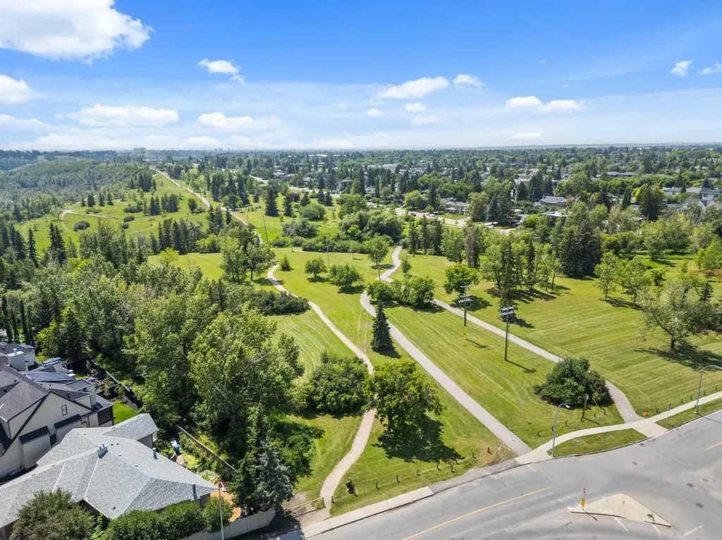 2010 35 Avenue SW Calgary AB T2T 2E1