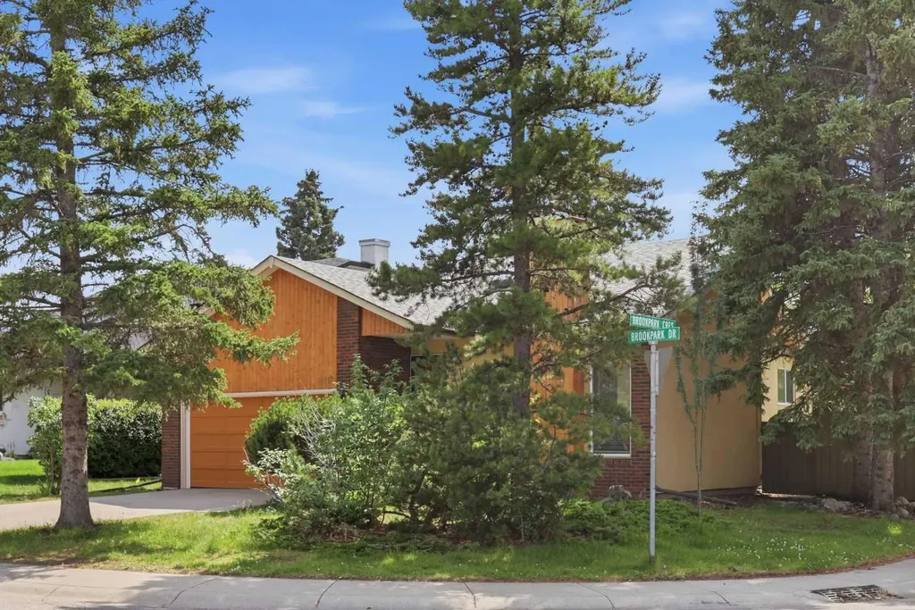 416 Brookpark Drive SW Calgary AB T2W 3N7