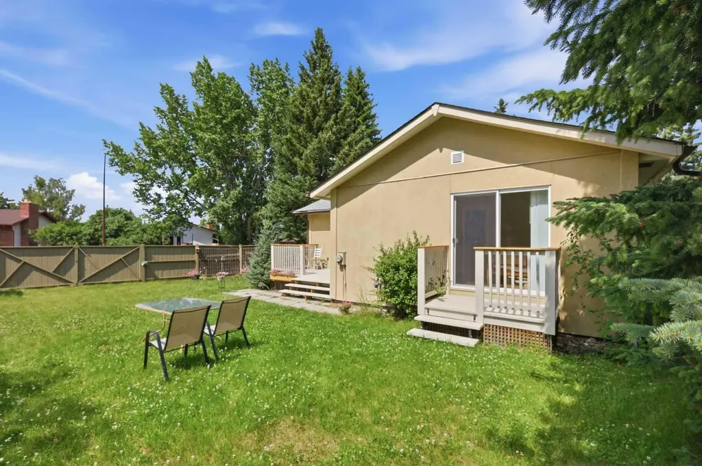 416 Brookpark Drive SW Calgary AB T2W 3N7