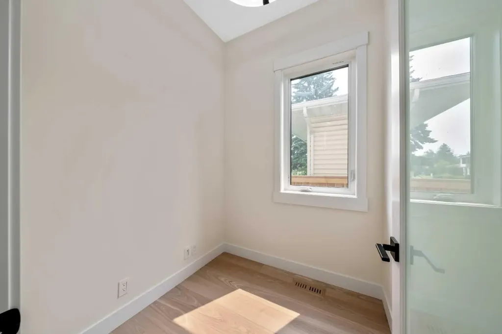 2431 23 Street NW Calgary AB T2M 3y3