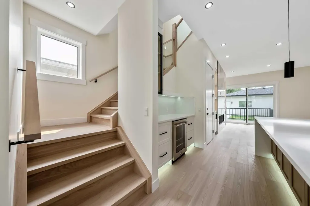 2431 23 Street NW Calgary AB T2M 3y3