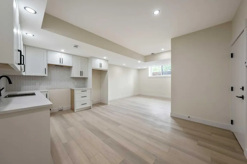 2431 23 Street NW Calgary AB T2M 3y3