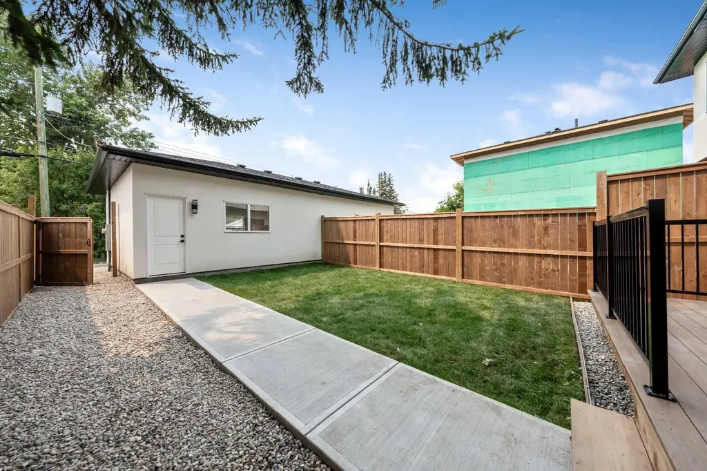 2431 23 Street NW Calgary AB T2M 3y3