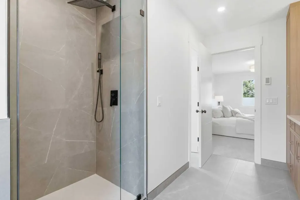 31 Midvalley Road SE Calgary AB T2X 1K5