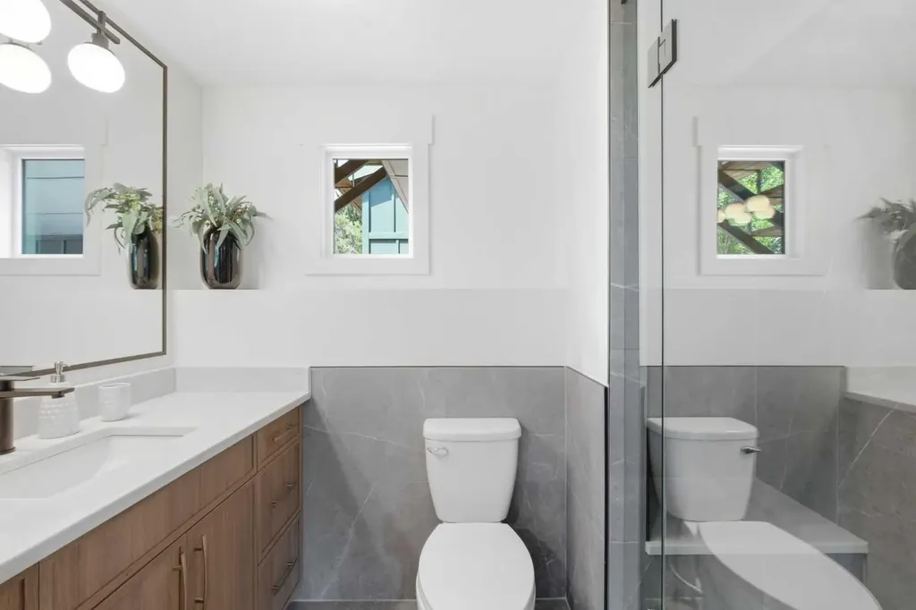 31 Midvalley Road SE Calgary AB T2X 1K5