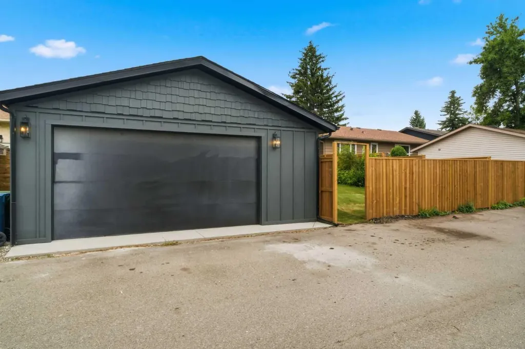 31 Midvalley Road SE Calgary AB T2X 1K5