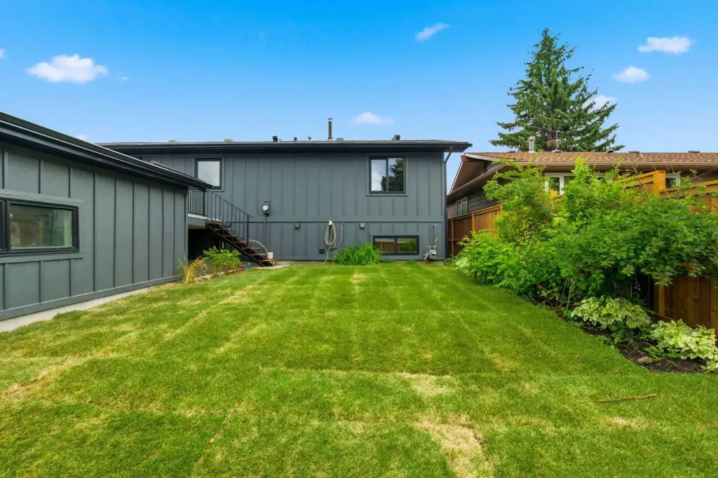 31 Midvalley Road SE Calgary AB T2X 1K5