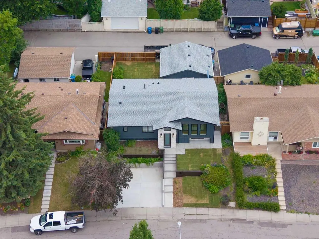 31 Midvalley Road SE Calgary AB T2X 1K5