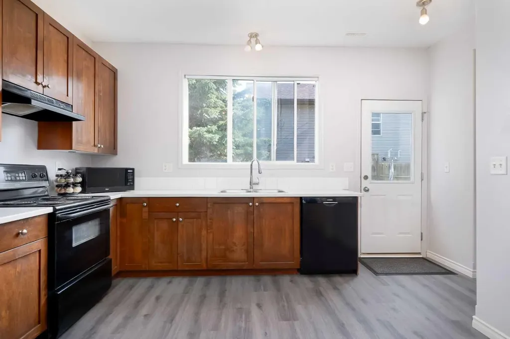 4406 46 Avenue Sylvan Lake AB T4S 1W7