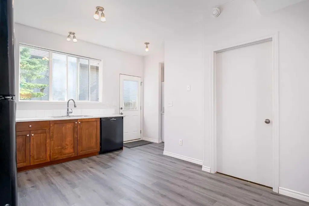 4406 46 Avenue Sylvan Lake AB T4S 1W7
