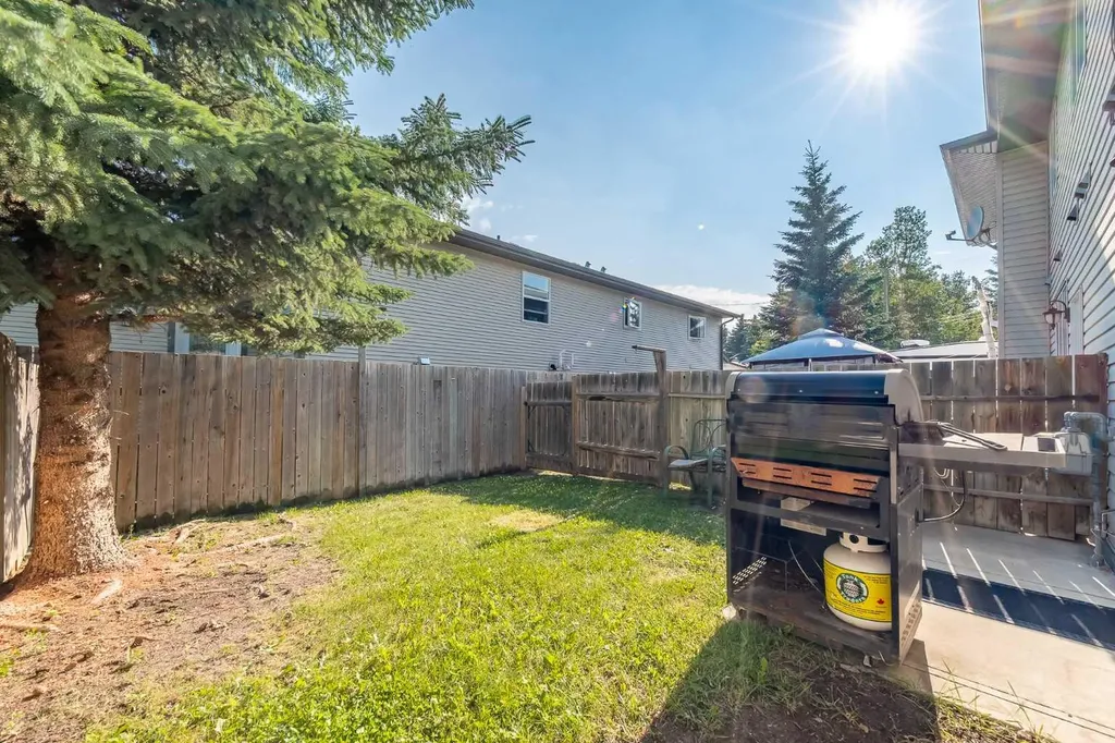 4406 46 Avenue Sylvan Lake AB T4S 1W7