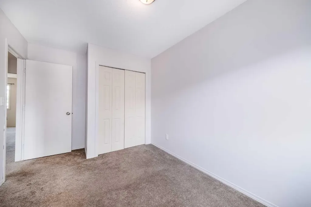 4406 46 Avenue Sylvan Lake AB T4S 1W7