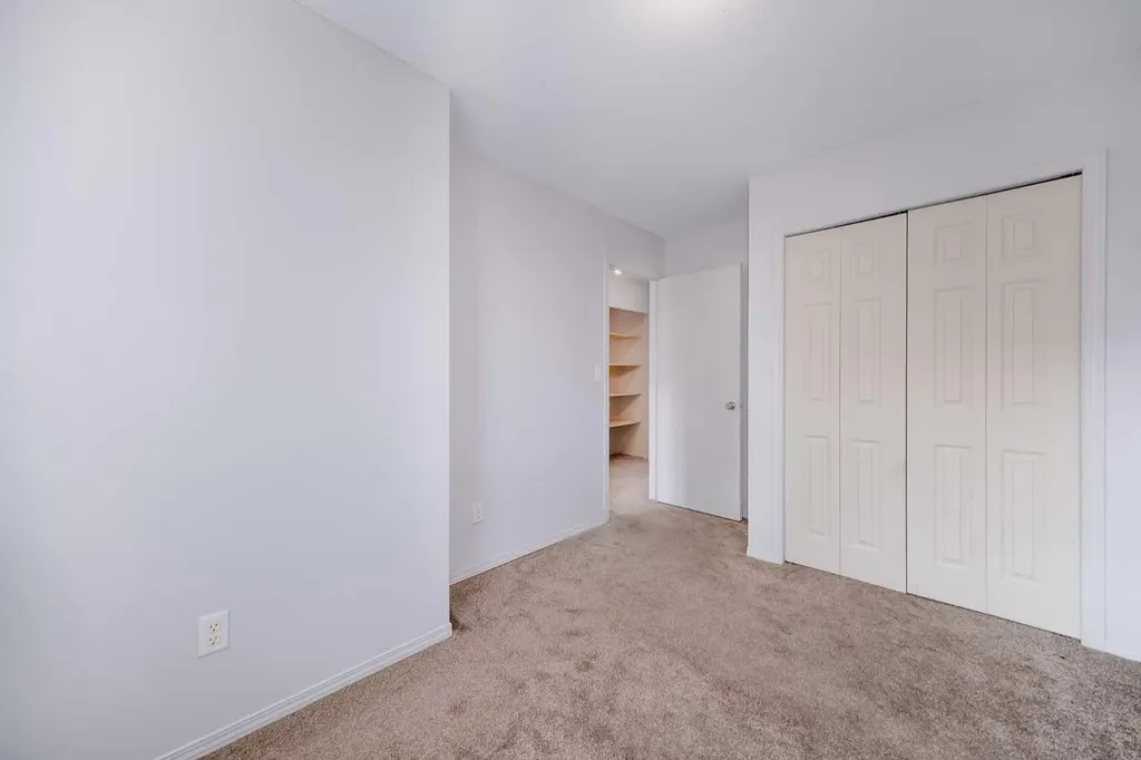 4406 46 Avenue Sylvan Lake AB T4S 1W7