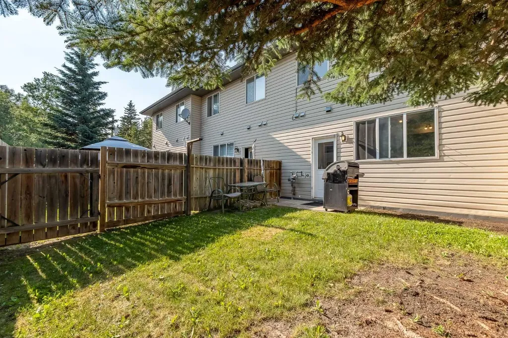 4406 46 Avenue Sylvan Lake AB T4S 1W7