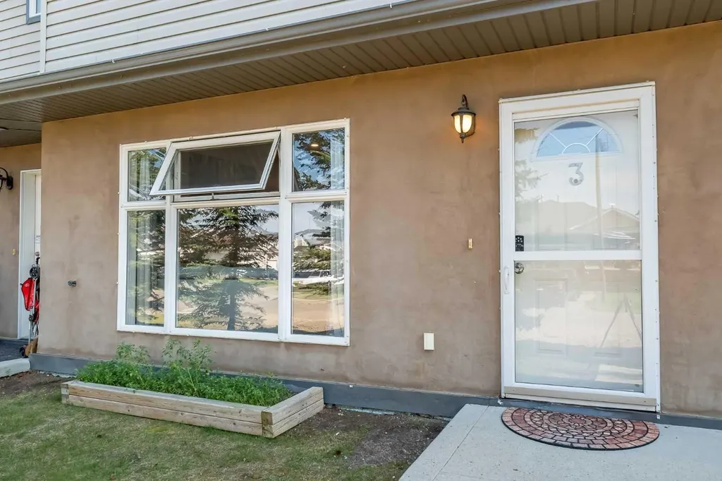 4406 46 Avenue Sylvan Lake AB T4S 1W7