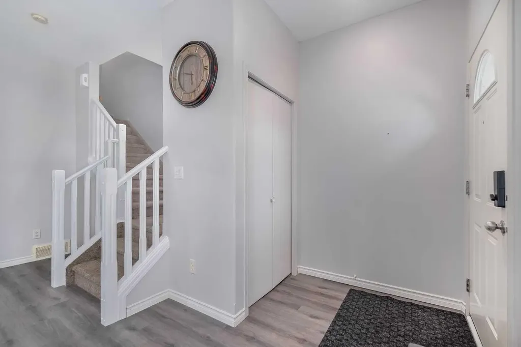 4406 46 Avenue Sylvan Lake AB T4S 1W7