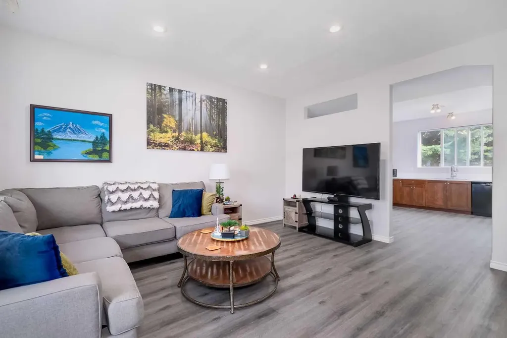 4406 46 Avenue Sylvan Lake AB T4S 1W7