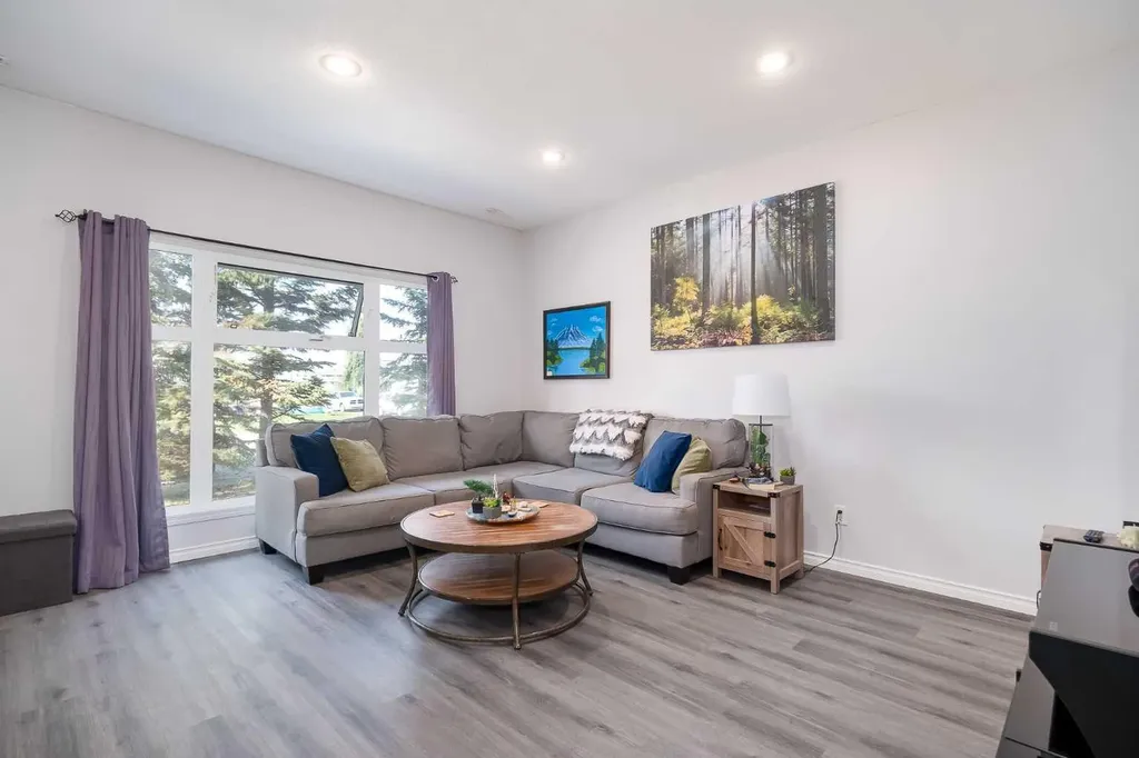 4406 46 Avenue Sylvan Lake AB T4S 1W7