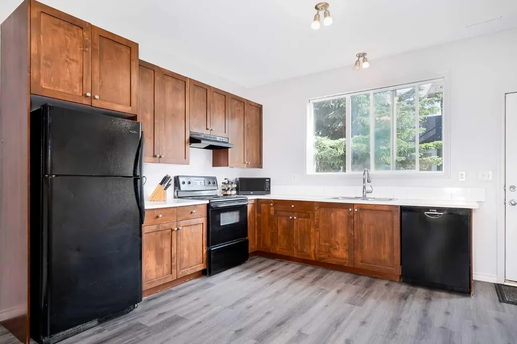 4406 46 Avenue Sylvan Lake AB T4S 1W7