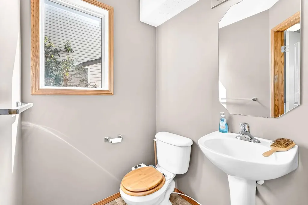 24 Johns Street Red Deer AB T4P 4C7