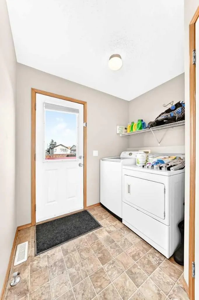 24 Johns Street Red Deer AB T4P 4C7