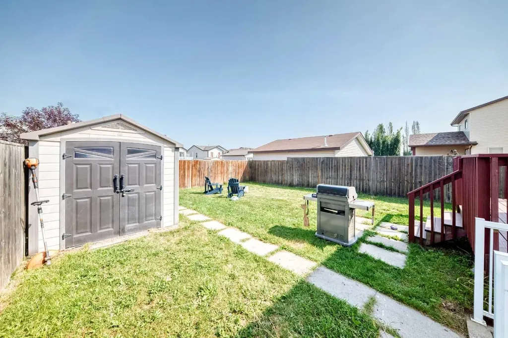24 Johns Street Red Deer AB T4P 4C7