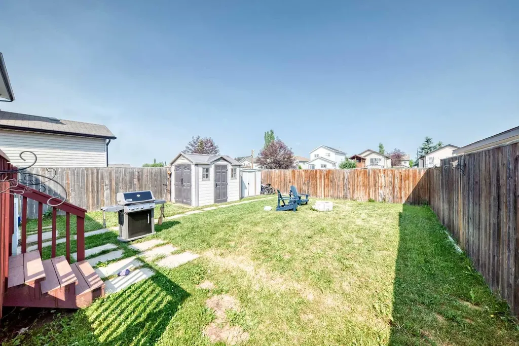 24 Johns Street Red Deer AB T4P 4C7