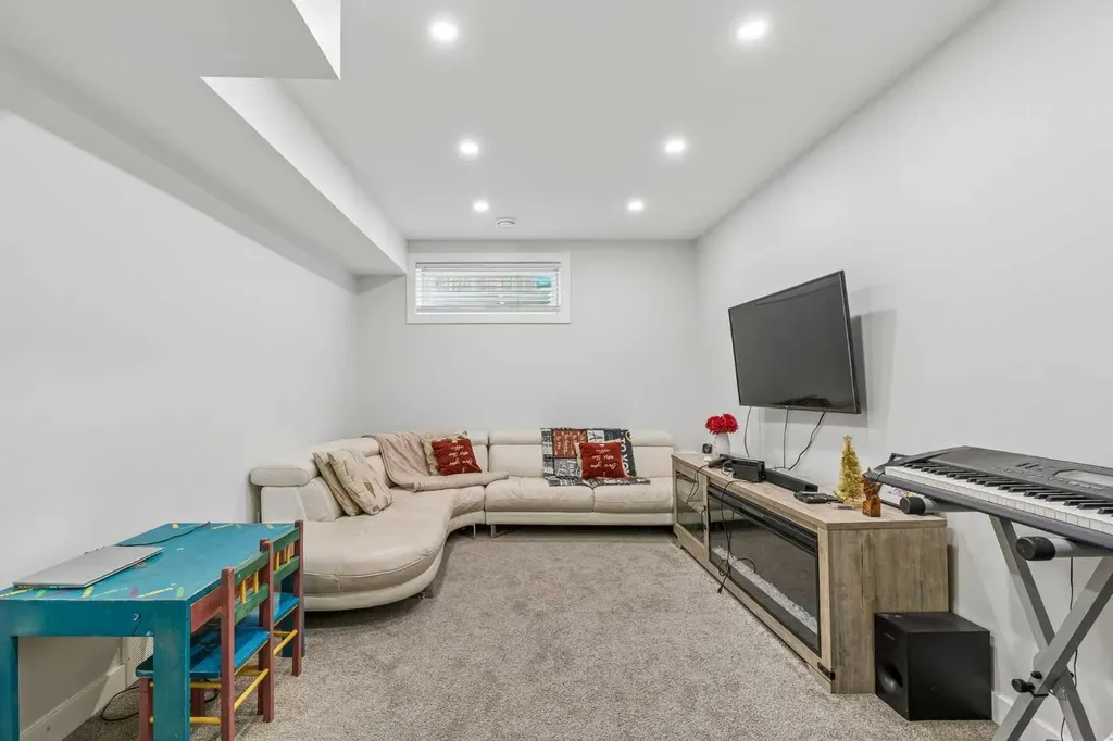 60 Cranfield Park SE Calgary AB T3M1B4
