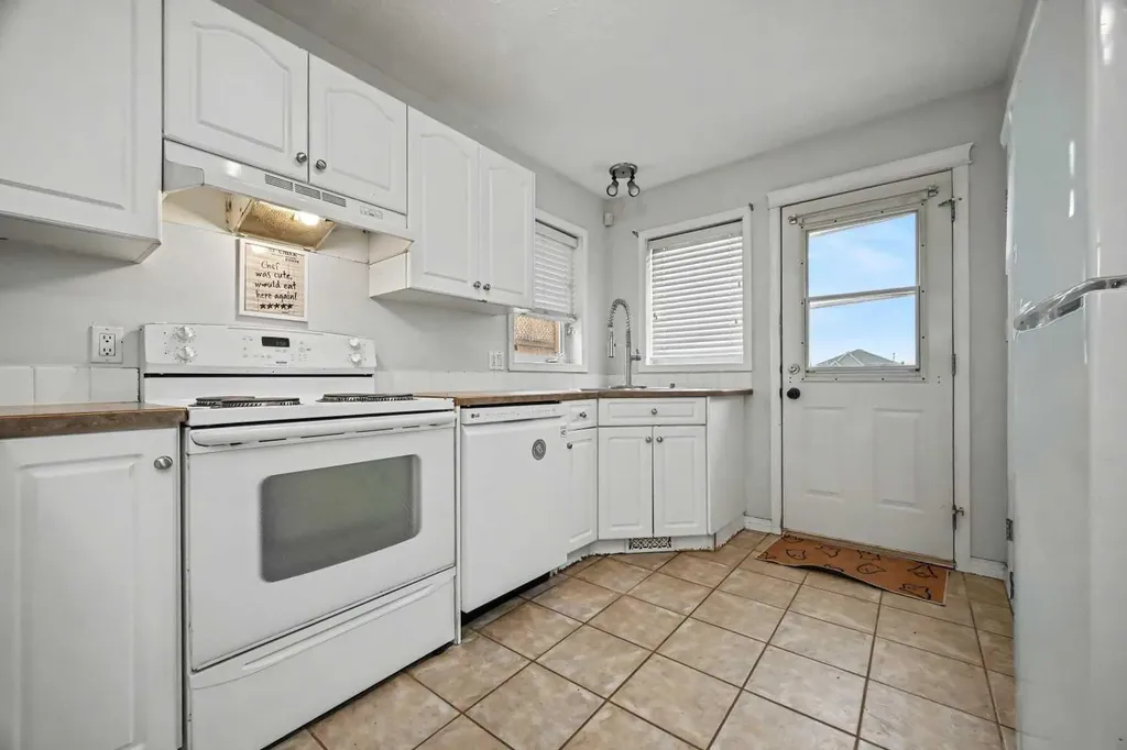 10449 122 Avenue Grande Prairie AB T8V 8C5