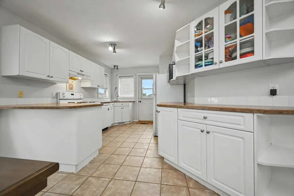 10449 122 Avenue Grande Prairie AB T8V 8C5