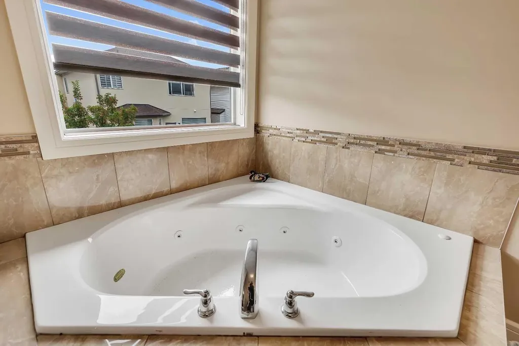 9 Saddlelake Grove NE Calgary AB T3J 0P2