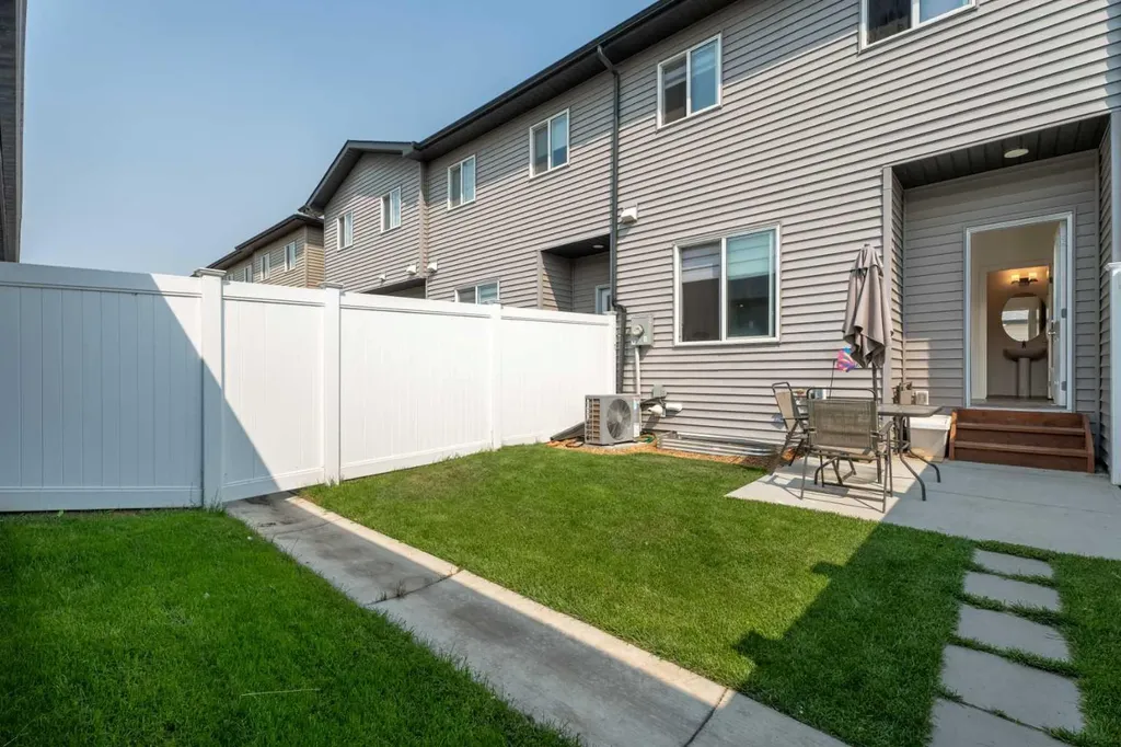 167 Wolf Creek Avenue SE Calgary AB T2X4V1