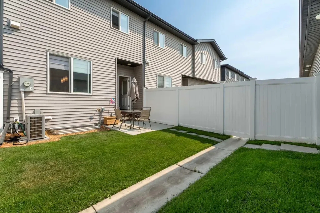 167 Wolf Creek Avenue SE Calgary AB T2X4V1