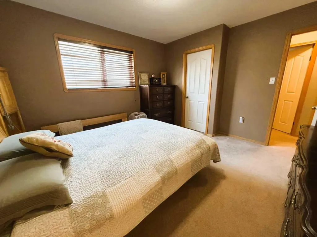 2423 7 Avenue NE Medicine Hat AB T1C1Y7
