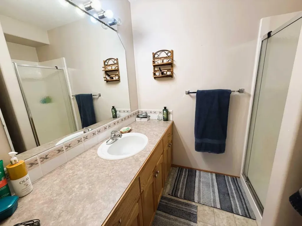 2423 7 Avenue NE Medicine Hat AB T1C1Y7