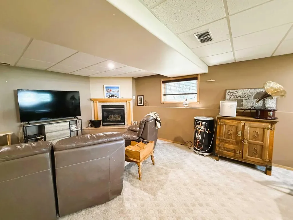 2423 7 Avenue NE Medicine Hat AB T1C1Y7