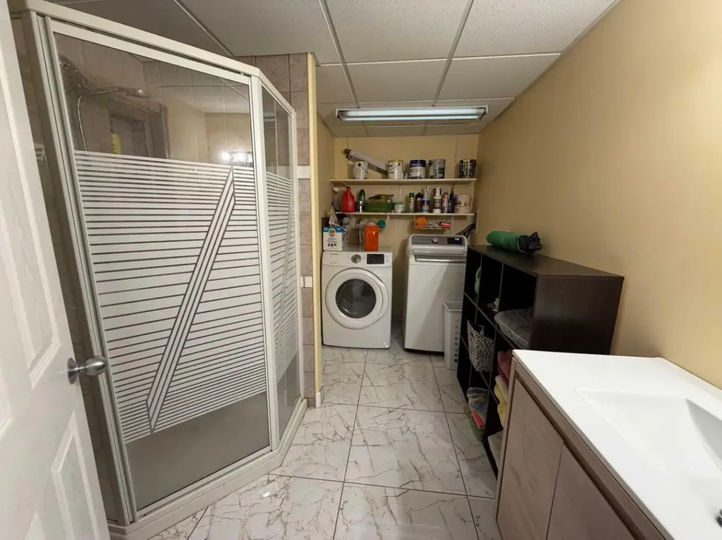 2423 7 Avenue NE Medicine Hat AB T1C1Y7