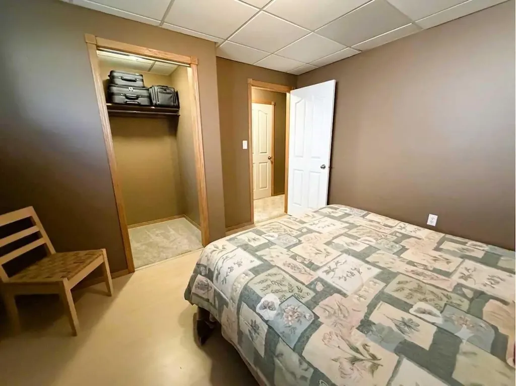 2423 7 Avenue NE Medicine Hat AB T1C1Y7