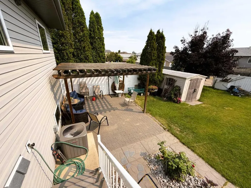 2423 7 Avenue NE Medicine Hat AB T1C1Y7