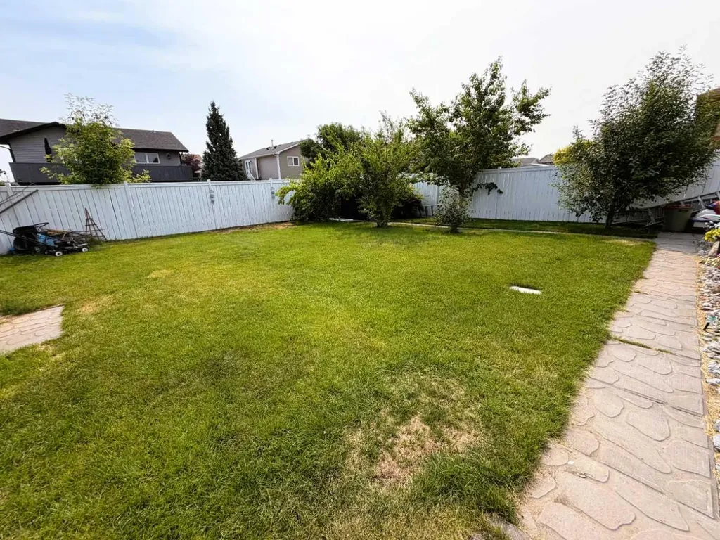 2423 7 Avenue NE Medicine Hat AB T1C1Y7