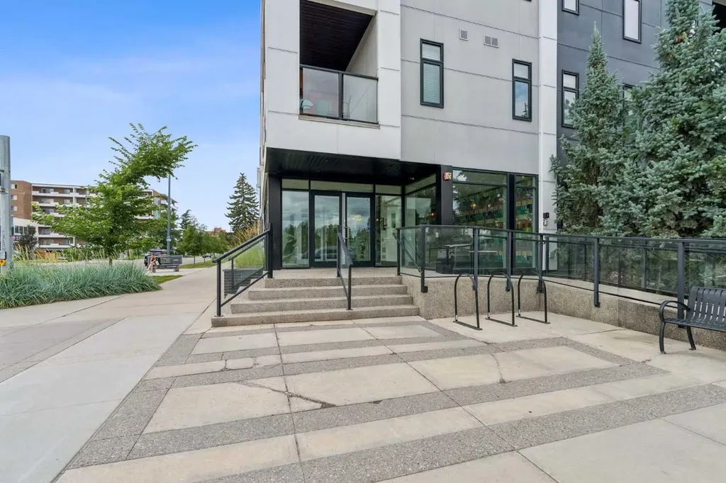 2702 17 Avenue SW Calgary AB T3E 8A5