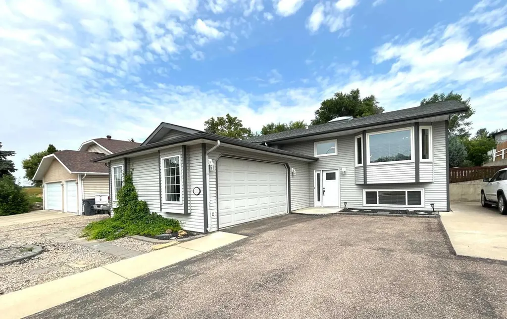 1332 17 Street SE Medicine Hat AB T1A2A8