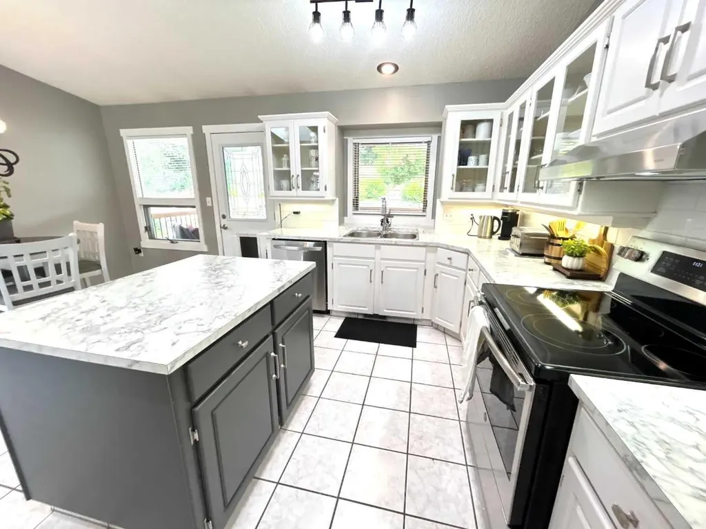 1332 17 Street SE Medicine Hat AB T1A2A8