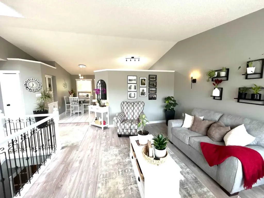 1332 17 Street SE Medicine Hat AB T1A2A8