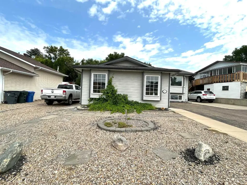 1332 17 Street SE Medicine Hat AB T1A2A8