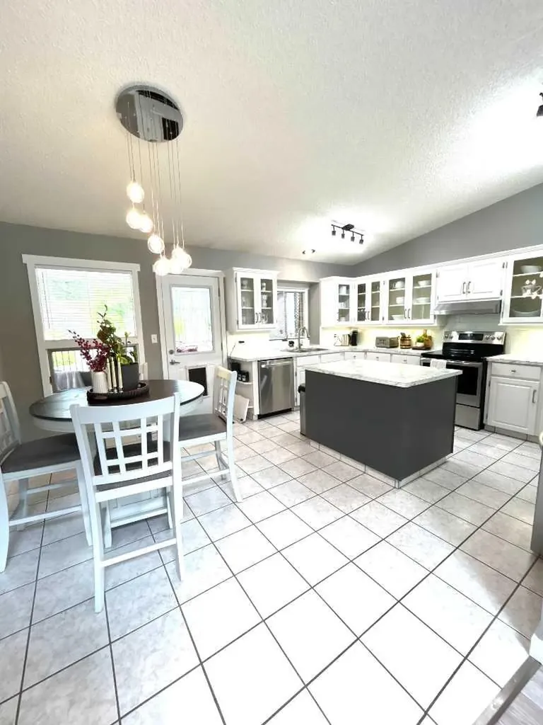 1332 17 Street SE Medicine Hat AB T1A2A8